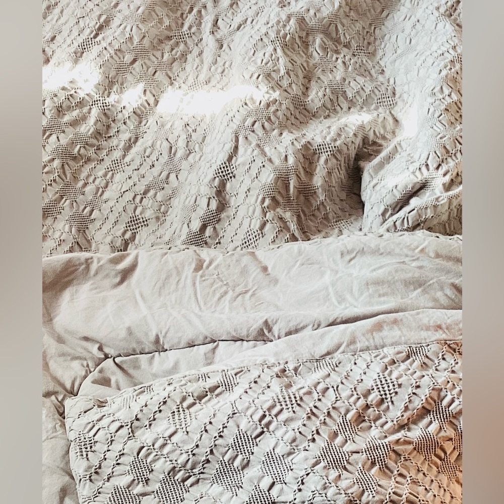 TAUPE/LIGHT GRAY MEDIUM WEIGHT WAFFLE TEXTURE COMFORTER BETTER HOMES & GARDENS